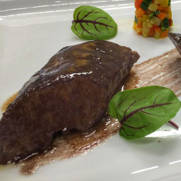 Capriolo arrosto 2.0 marinato al vino rosso con verdure ed erbe aromatiche