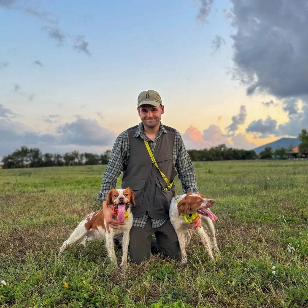 Iacopo Falaschi con i suoi cani Breton durante una giornata di caccia in Toscana