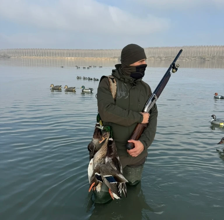 Iacopo Falaschi durante una giornata di caccia alle anatre sul Po con SP Calls