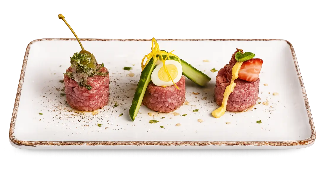 Tartare di cervo con pistacchio, peperoncino e polvere di pomodoro